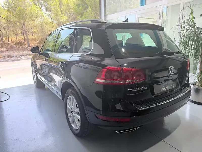 Usado VW Touareg 240 CV (176 kW) 2010 Negro SUV