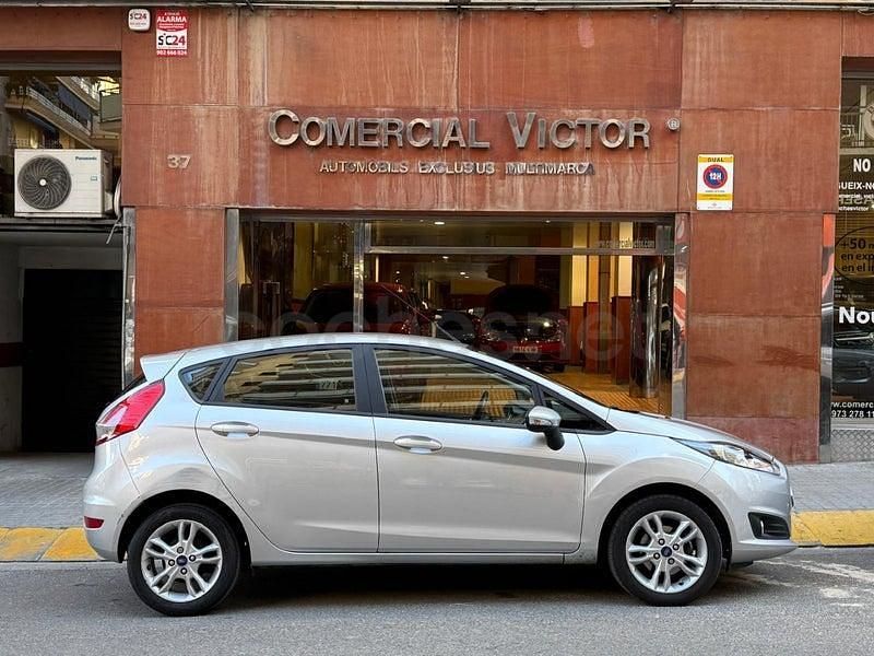 Usado Ford Fiesta Trend 100 CV (73 kW) 2016 Gris / plata Berlina