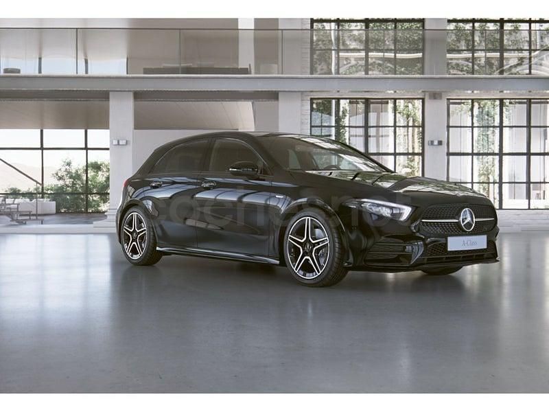 Usado Mercedes A180 AMG line 116 CV (85 kW) 2022 Nachtschwarz  unilack Berlina