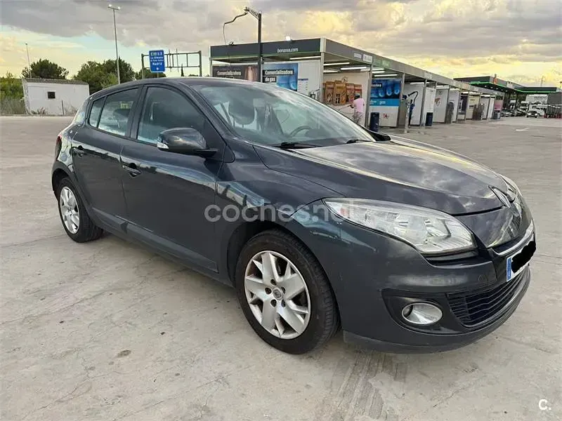 Usado Renault Mégane III Dynamique 110 CV (80 kW) 2013 Negro Berlina