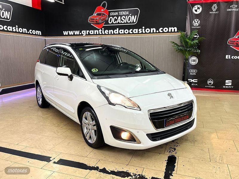 Usado Peugeot 5008 Allure 120 CV (88 kW) 2014 Blanco Monovolumen