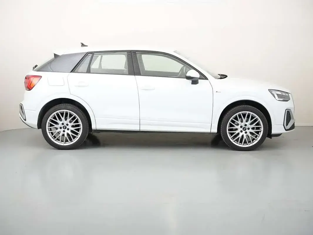 Usado Audi Q2 Black Edition 150 CV (110 kW) 2025 Blanco SUV