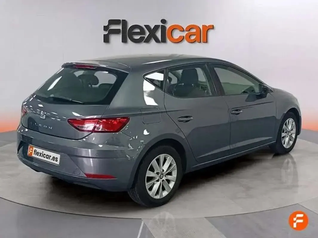 Usado Seat Leon ST Reference 110 CV (80 kW) 2018 Gris Familiar
