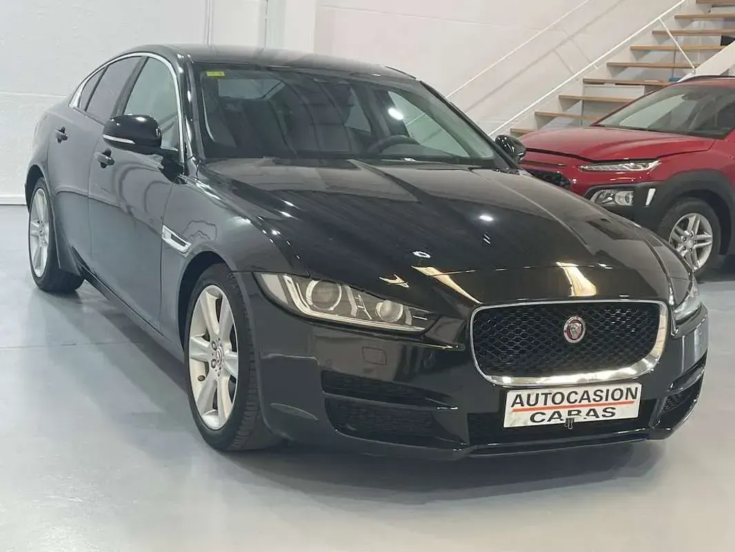 Usado Jaguar XE Pure 180 CV (132 kW) 2015 Negro Berlina
