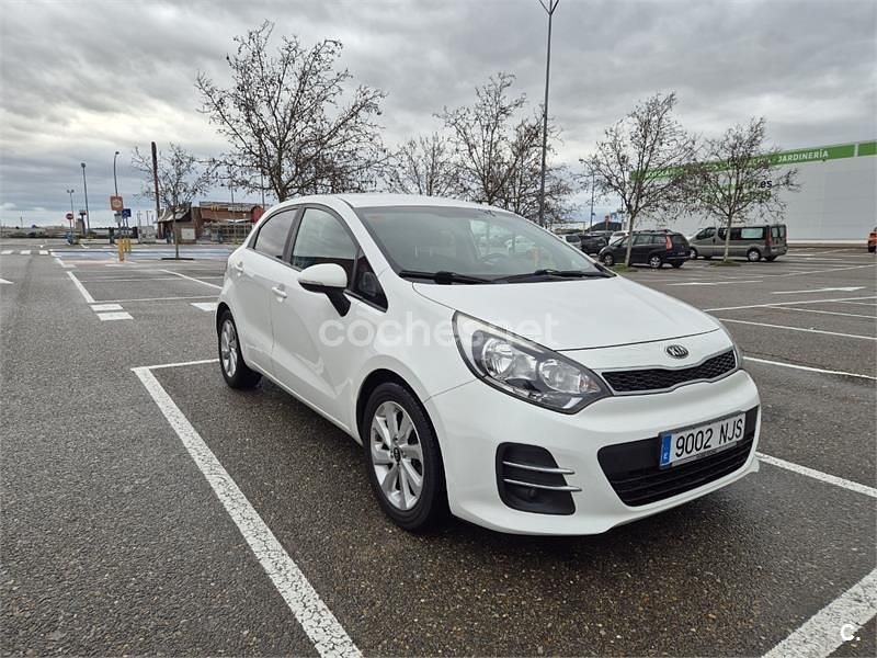 Usado Kia Rio 84 CV (61 kW) 2015 Blanco Berlina