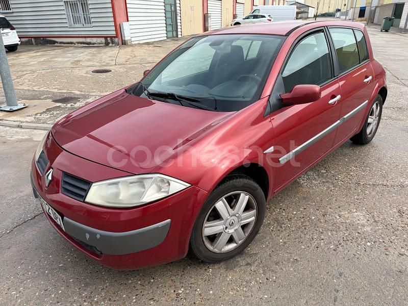 Rojo Usado 2005 Renault Mégane II Expression Berlina | 2600 € (Un poco caro) - Imagen 1/4