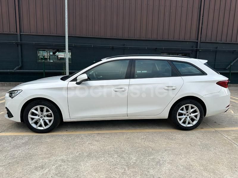 Usado Seat Leon Style 110 CV (80 kW) 2022 Blanco Familiar