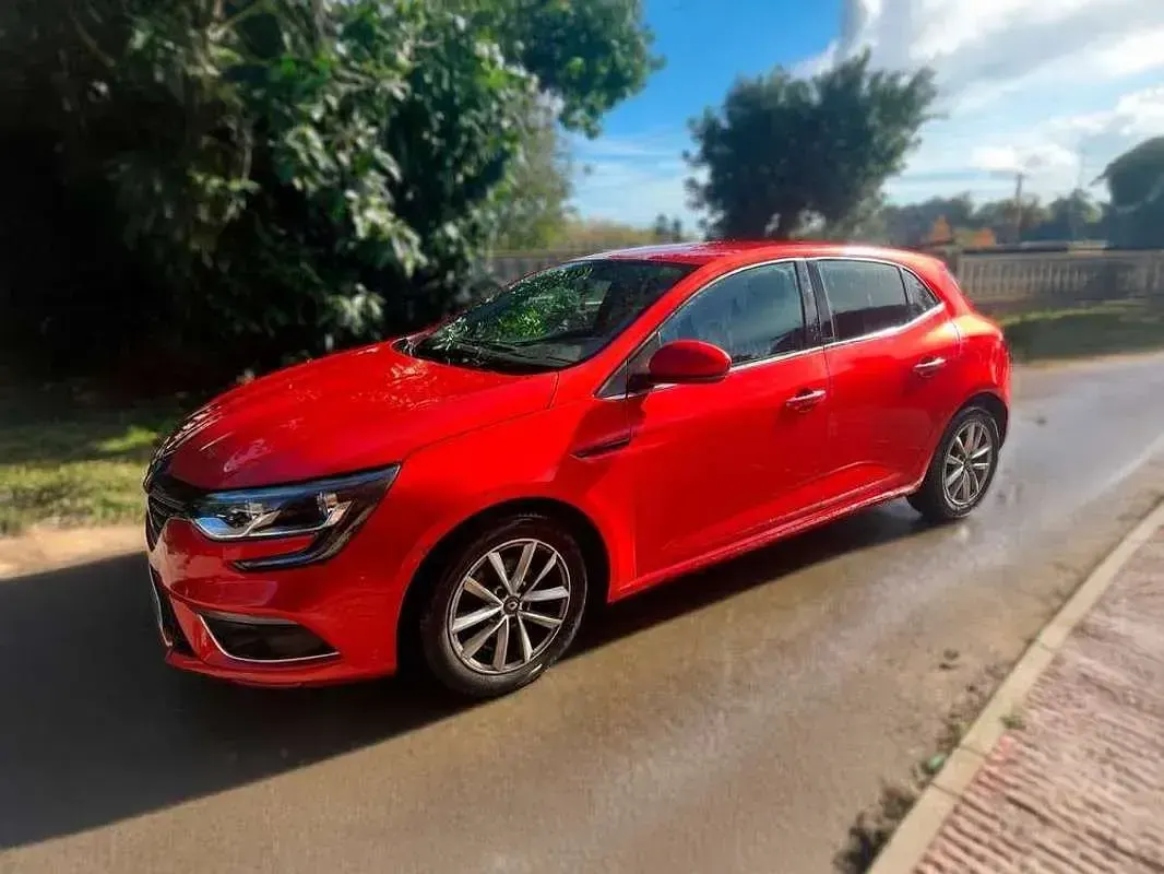 Usado Renault Mégane Life 101 CV (74 kW) 2017 Rojo Utilitario