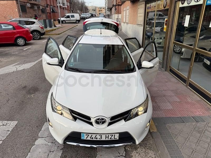 Usado Toyota Auris Active 132 CV (97 kW) 2015 Blanco Berlina