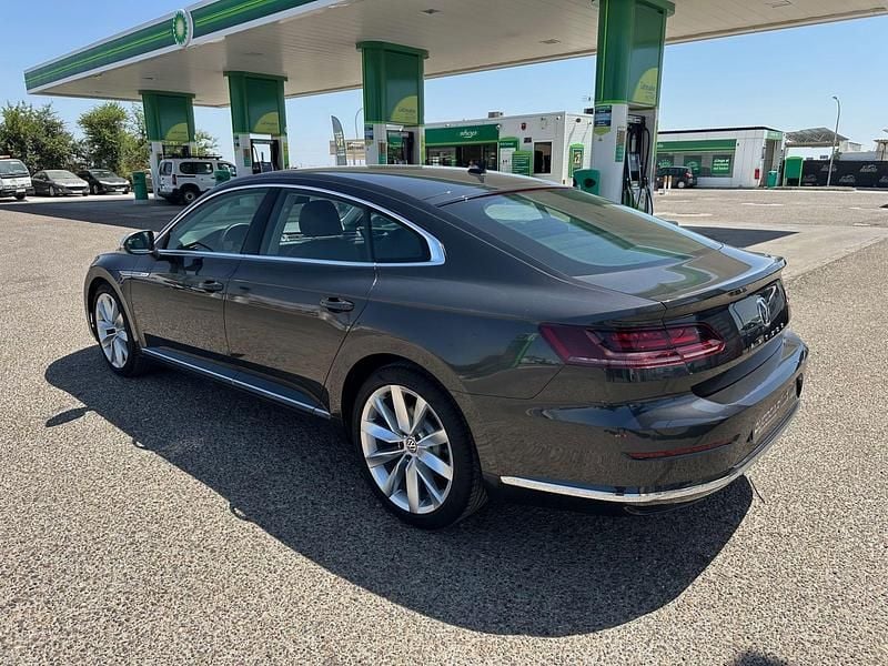 Usado VW Arteon Elegance 150 CV (110 kW) 2021 Gris / plata Berlina
