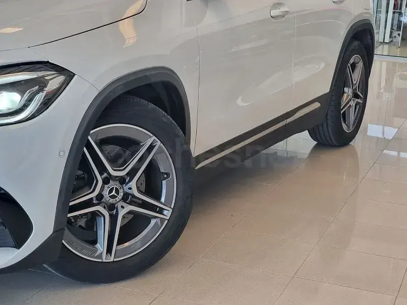 Usado Mercedes GLA180 136 CV (100 kW) 2021 Blanco SUV