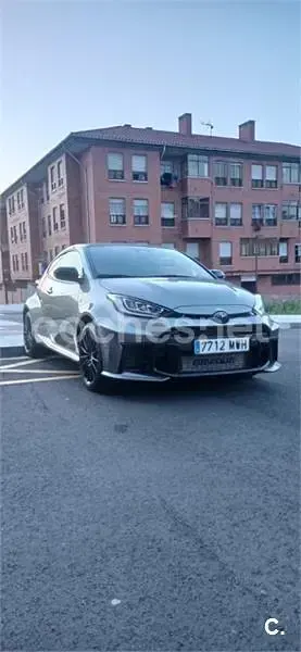 Usado Toyota Yaris 280 CV (205 kW) 2024 Gris / plata Utilitario