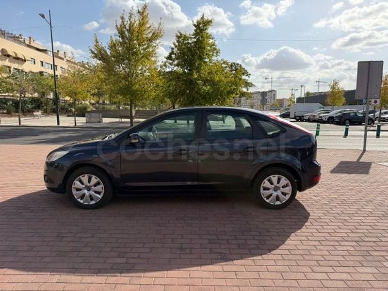 Usado Ford Focus Trend 100 CV (73 kW) 2011 Gris / plata Berlina