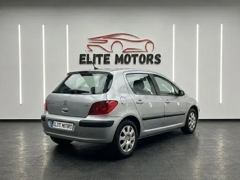 Usado Peugeot 307 90 CV (66 kW) 2004 Gris / plata Berlina