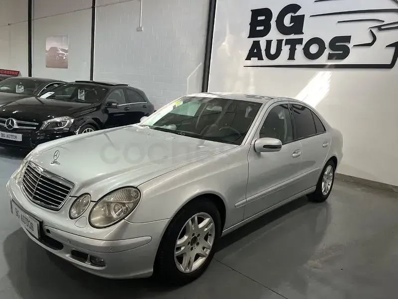 Usado Mercedes E320 Classic 224 CV (164 kW) 2006 Gris / plata Berlina