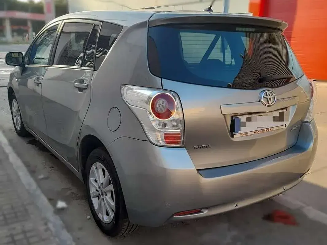 Usado Toyota Verso Active 126 CV (92 kW) 2012 Gris Monovolumen