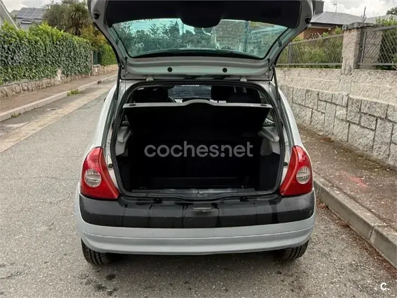 Usado Renault Clio II 75 CV (55 kW) 2004 Gris / plata Berlina