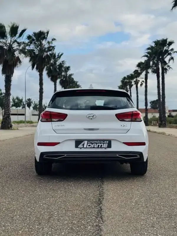 Usado Hyundai i30 110 CV (80 kW) 2021 Blanco Utilitario
