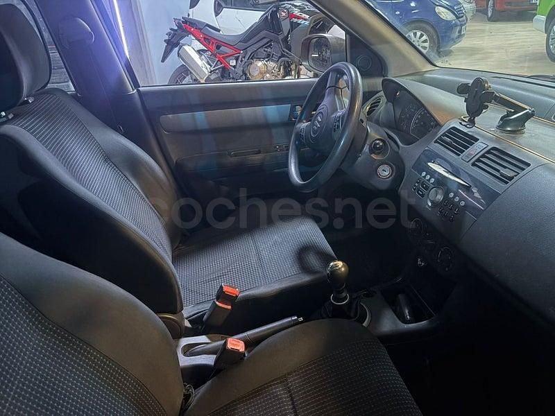 Begagnad Suzuki Swift GL 69 HK (50 kW) 2006 Röd Halvkombi