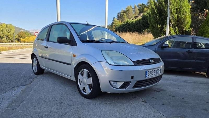 Plateado Usado 2003 Ford Fiesta Ghia Utilitario | 2800 € (Precio justo) - Imagen 1/4