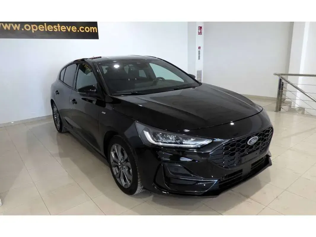 Usado Ford Focus ST-Line 125 CV (91 kW) 2023 Negro Utilitario