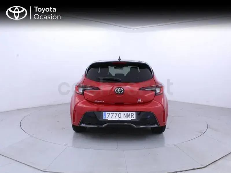 Usado Toyota Corolla 140 CV (102 kW) 2026 Rojo Berlina