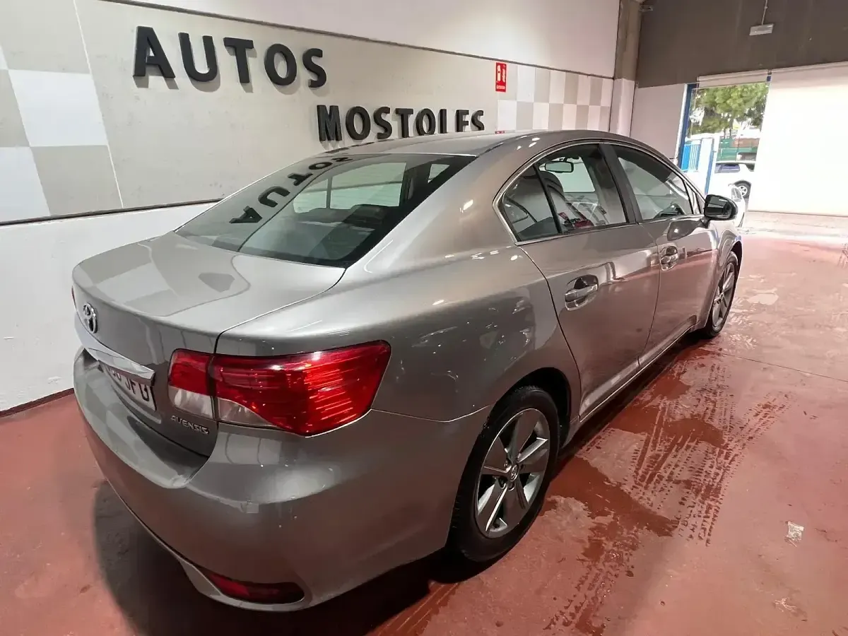 Usado Toyota Avensis Executive 124 CV (91 kW) 2015 Beige Berlina