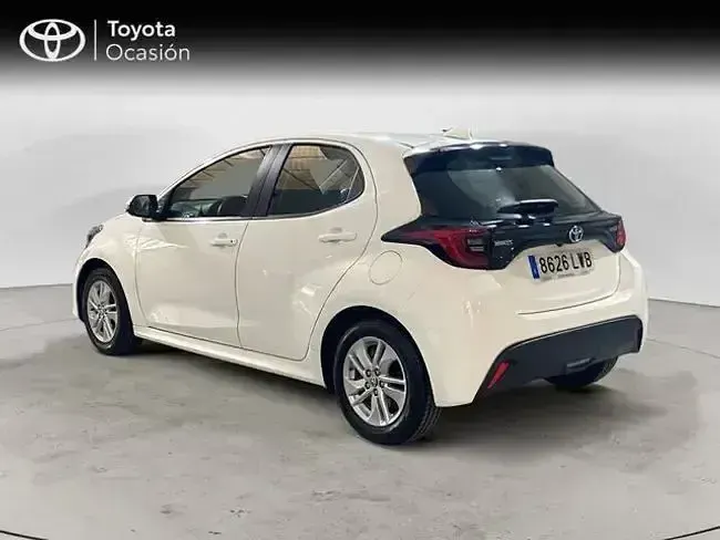 Usado Toyota Yaris Hybrid Active 116 CV (85 kW) 2022 Blanco Berlina