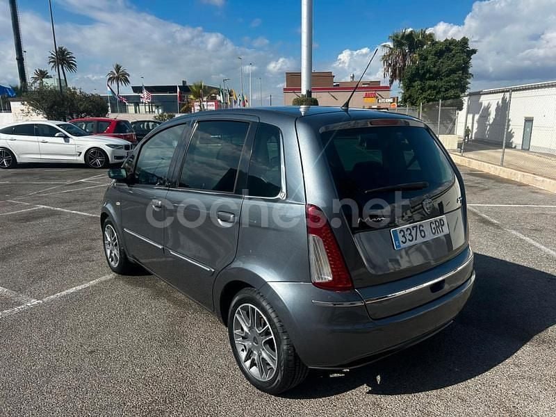 Usado Lancia Musa 90 CV (66 kW) 2009 Gris / plata Monovolumen