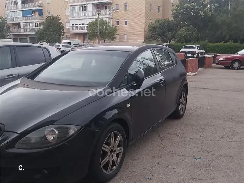 Usado Seat Leon Reference 105 CV (77 kW) 2007 Negro Utilitario