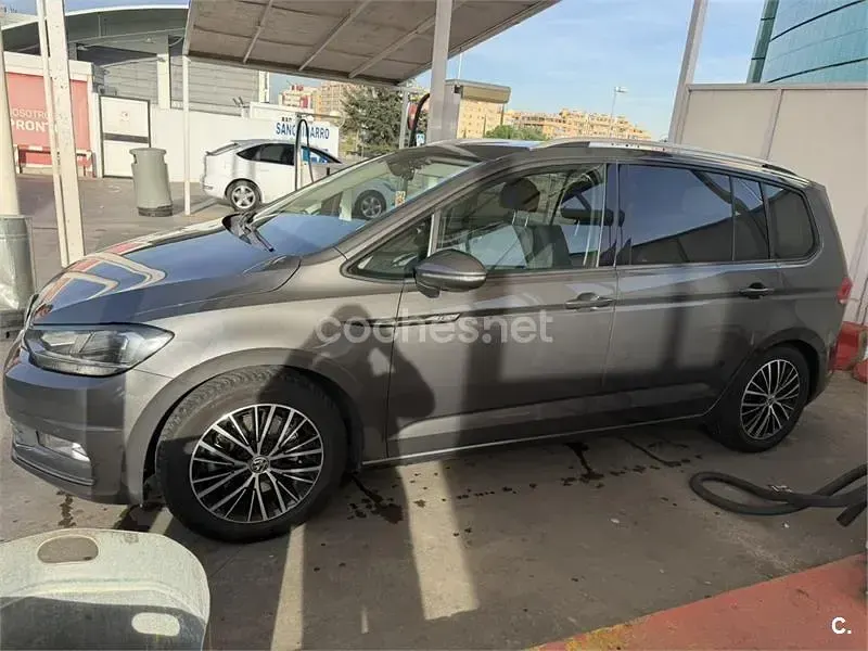 Usado VW Touran Sportline 150 CV (110 kW) 2015 Marrón Monovolumen