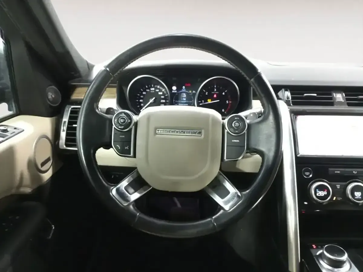 Käytetty Land Rover Discovery 5 HSE 240 HP (176 kW) 2019 Harmaa Katumaasturi