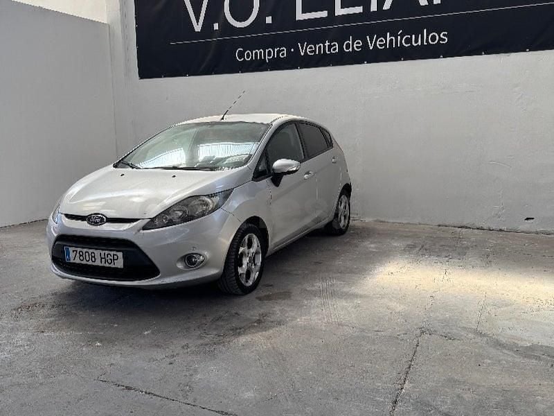 Usado Ford Fiesta Trend 70 CV (51 kW) 2011 Gris / plata Utilitario