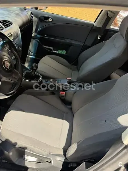 Usado Seat Leon Sport 105 CV (77 kW) 2005 Azul Utilitario
