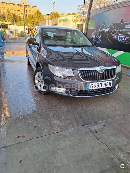Negro Usado 2010 Skoda Superb Elegance Berlina | 5800 € - Imagen 1/4