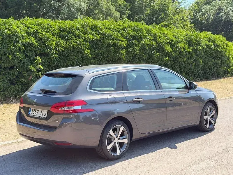 Usado Peugeot 308 SW Active 130 CV (95 kW) 2016 Gris / plata Familiar