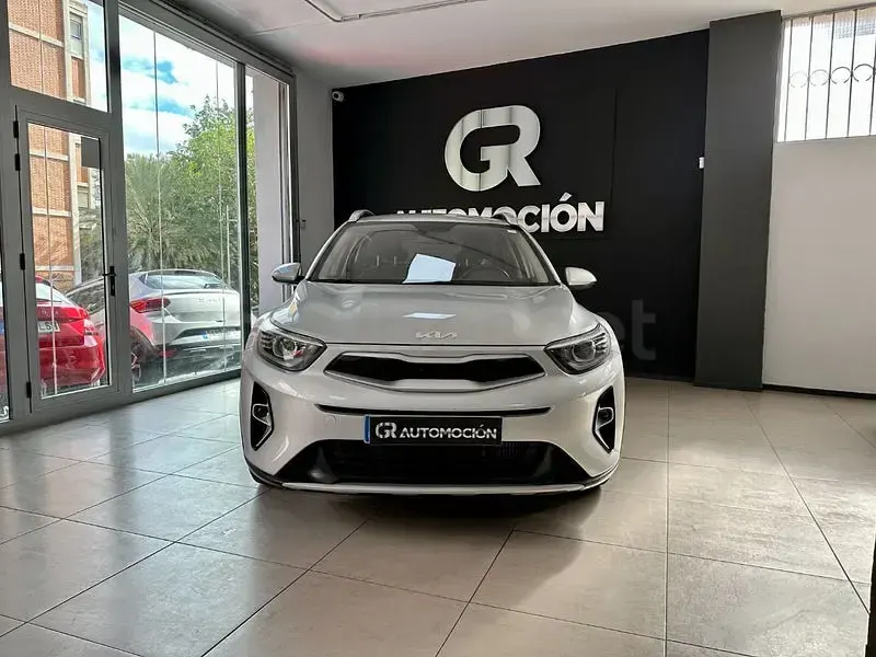 Usado Kia Stonic 100 CV (73 kW) 2024 Gris / plata SUV