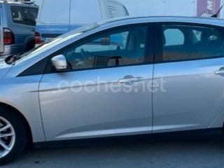 Usado Ford Focus Trend 125 CV (91 kW) 2015 Gris / plata Berlina