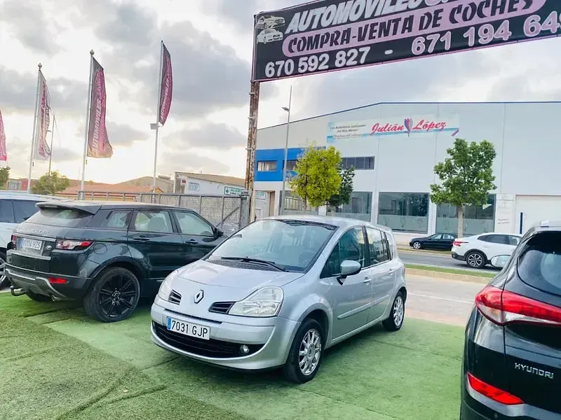 Usado Renault Grand Modus Dynamique 100 CV (73 kW) 2009 Gris / plata Monovolumen