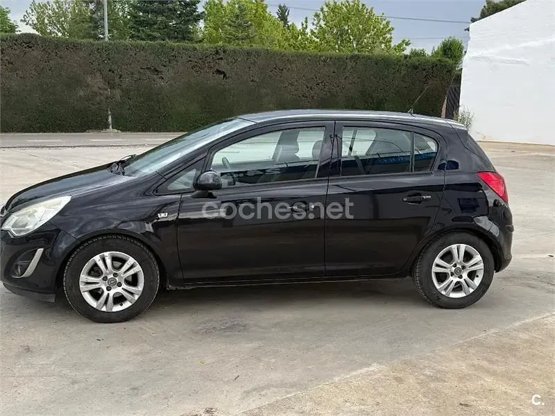 Usado Opel Corsa Selective 95 CV (69 kW) 2012 Negro Utilitario