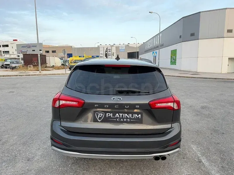 Usado Ford Focus Active X 120 CV (88 kW) 2020 Gris / plata Familiar
