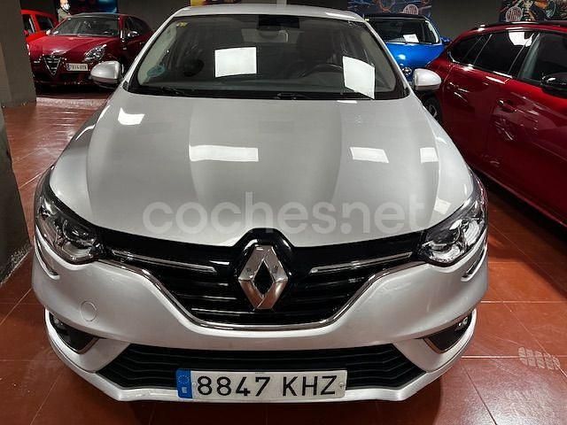 Usado Renault Mégane IV Business 90 CV (66 kW) 2018 Gris / plata Berlina