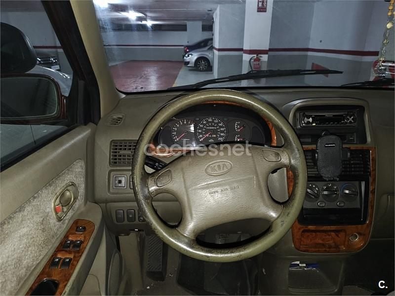 Usado Kia Carens 110 CV (80 kW) 2001 Granate Monovolumen
