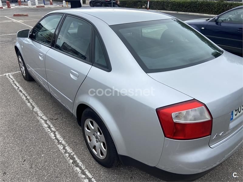 Usado Audi A4 115 CV (84 kW) 2001 Gris / plata Berlina