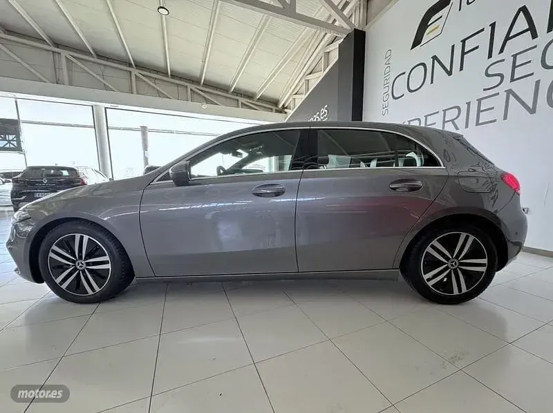 Usado Mercedes A180 116 CV (85 kW) 2022 Gris Berlina