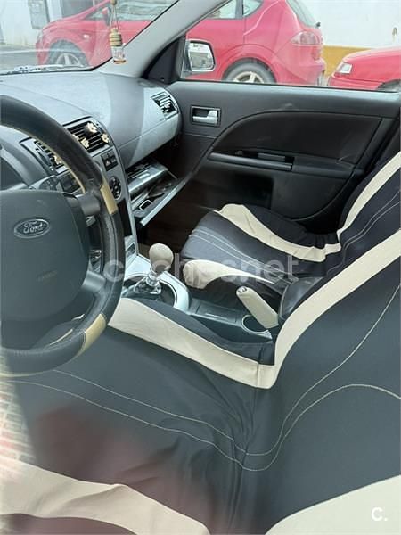 Usado Ford Mondeo Trend 115 CV (84 kW) 2002 Gris / plata Berlina
