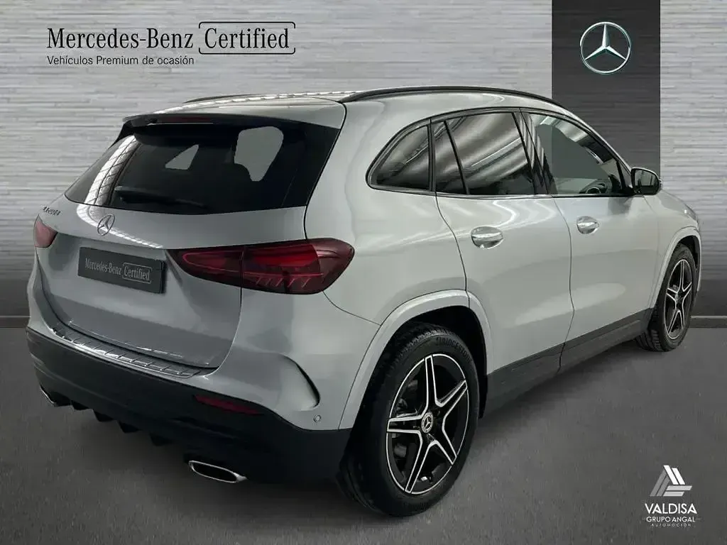 Usado Mercedes GLA200 AMG line 150 CV (110 kW) 2025 Gris / plateado SUV