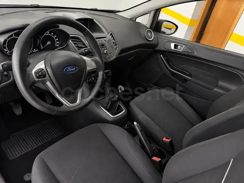 Usado Ford Fiesta Trend 95 CV (69 kW) 2013 Violeta / lila Berlina