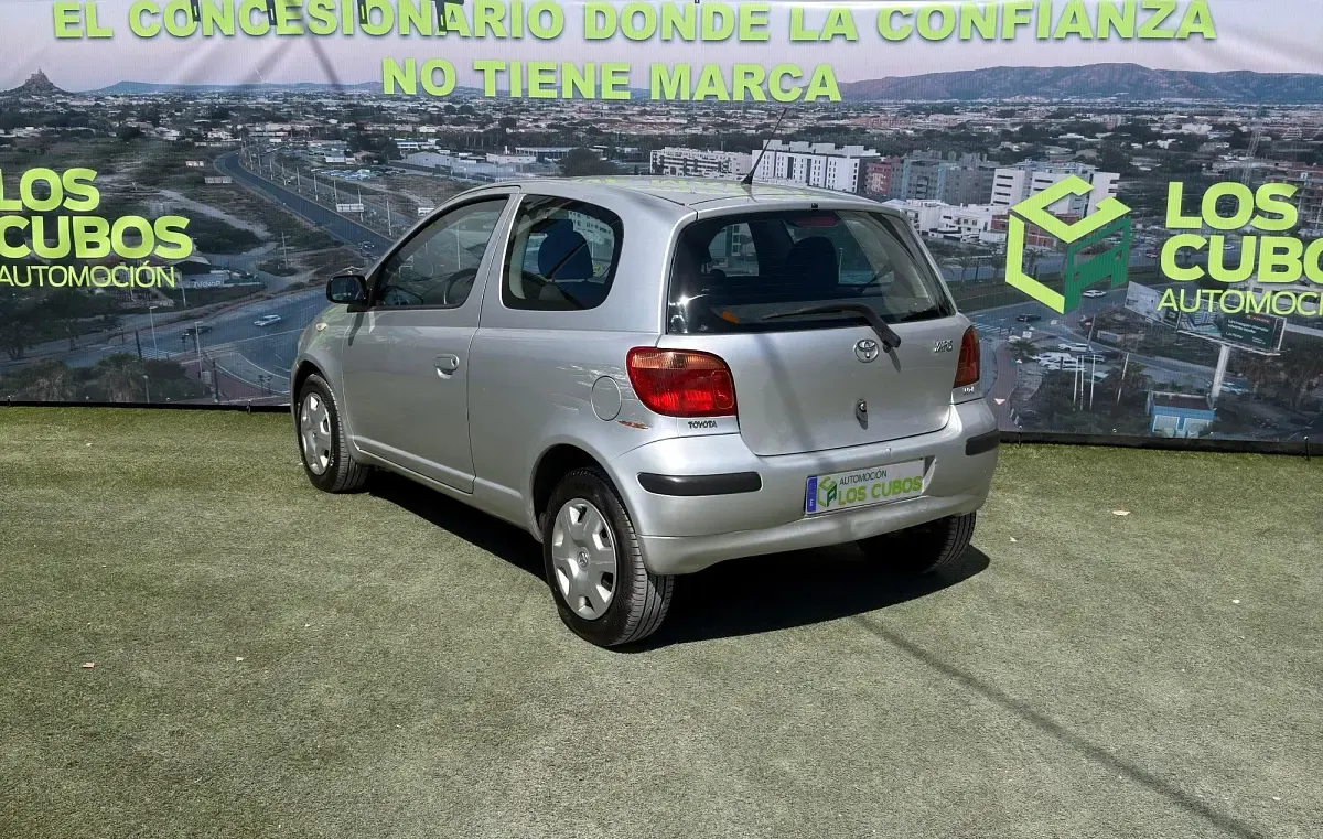 Usado Toyota Yaris 68 CV (50 kW) 2003 Gris Utilitario