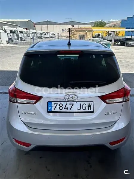 Usado Hyundai ix20 115 CV (84 kW) 2015 Gris / plata Utilitario